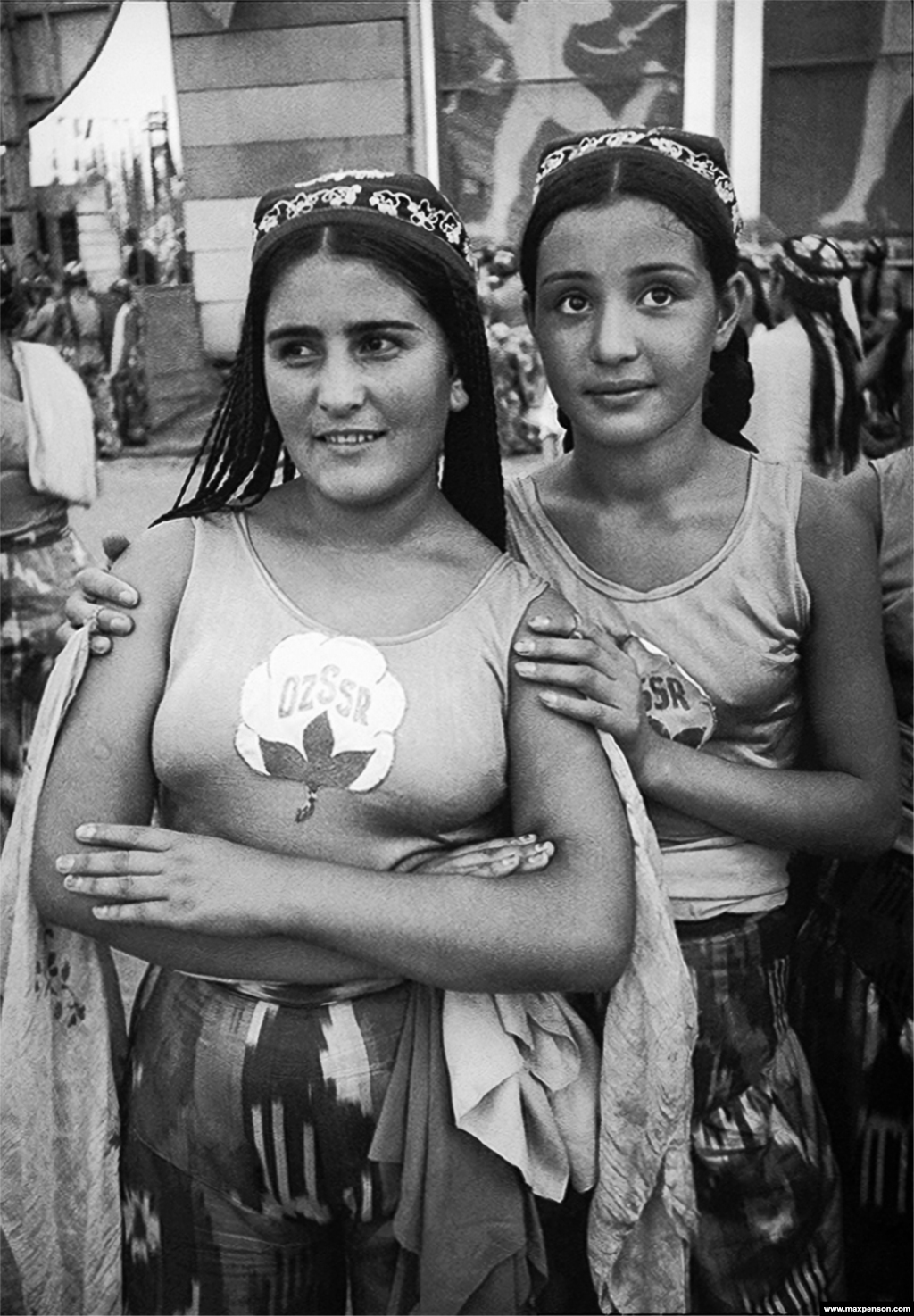 Djevojke na sportskom događaju.Maks Penson je radio za sovjetske medije Pravda Vostoka (Istina Istoka) i TASS, državnu novinsku agenciju.