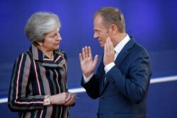 Дональд Туск розмовляє з тодішнім прем’єр-міністром Великої Британії Терезою Мей, 19 жовтня 2018 року