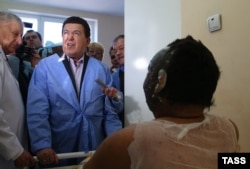 Доржі Батомункуєв під час відвідання Йосипом Кобзоном Донецького госпіталю