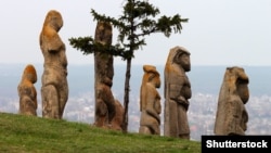 Кам’яні баби на околиці міста Ізюм Харківської області. Баби кам'яні, боввани – монументальні кам'яні скульптури, які з'явилися на території сучасної України понад 6 тисяч років тому