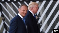 Президент Ради ЄС Дональд Туск (л) запевнив, що має однакові з президентом США Дональдом Трампом «позиції щодо України»