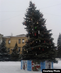 Фото автора. Крива новорічна ялинка на площі імені Леніна з боку кінотеатру імені Артема