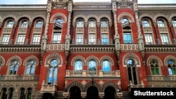 Нові банкноти містять гасло «Слава Україні! Героям слава!» на зворотному боці, зберігаючи решту дизайну та захисних елементів відповідно до зразка 2018 року