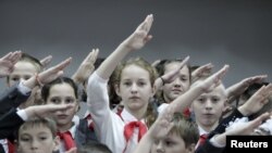 На фото школа в південному селищі Казмінське в Ставропольському краї Росії, 19 листопада 2015 року