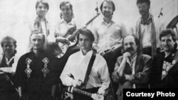 Олександр Розтопчин (у центрі) з «Піснярами»