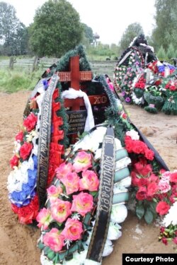 Могила десантника Олександра Осипова. З неї була потім знята табличка з ім'ям. Фото надане газетою «Псковська губернiя»