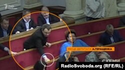 Депутат Тарас Кремінь голосує замість Антона Геращенка