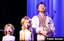 Руслан Трочинський з доньками виступає перед естонськими глядачами