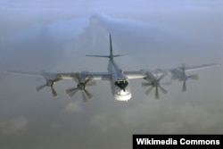 Tu-95 სტრატეგიული ბომბდამშენი ფრენისას. 1990-იანი წლების ბოლოს უკრაინამ რუსეთს 11 მძიმე ბომბდამშენი გადასცა.
