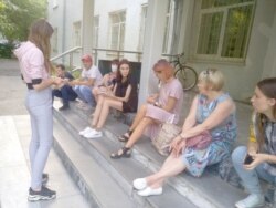 Родственники и сочувствующие ждут решения суда