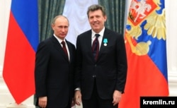 Президент Росії Володимир Путін (ліворуч) і народний депутат України Сергій Ківалов, нагороджений медаллю Пушкіна. Москва, Кремль, 22 лютого 2013 року