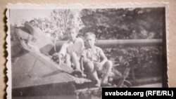 Алесь з другом у Лейпцигу на підбитому танку