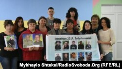 Матери пропавших без вести или захваченных в плен украинских солдат и польский волонтер