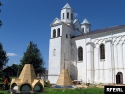 Борисоглібська Церква у Новогрудку до того, як на ній встановили купола з кокошники і «цибулинами». Науковим керівником проекту був якраз Геннадій Лаврецький