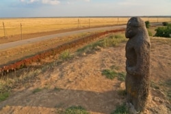 Давня кам’яна статуя жінки в «Асканії-Новій»