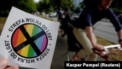 Стикер с надписью "Зона, свободная от ЛГБТ"