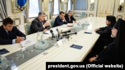 Президент України Петро Порошенко під час зустрічі з екзархами Вселенського патріархату в Україні – єпископом Едмонтона і Захiдної єпархії УПЦ в Канаді Іларіоном та архієпископом Памфільським і Західної єпархії УПЦ в США Даниїлом. Київ, 17 вересня 2018 року