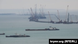 Танкеры и сухогрузы в Керченском проливе. Архивное фото