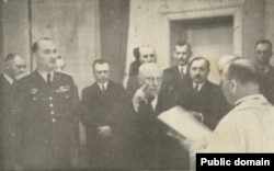 Vlatko Maček (na fotografiji u sredini)