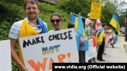 Фото від 2014 року. Українці в США просять Францію продаватити Росії сир, а не зброю. Однак, у 2015 року Росія запровадила ембарго на імпорт західних продуктів і поширила його на окупований Крим