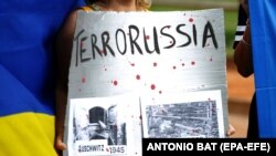 Плакат на акції протесту проти вбивства українських військовополонених у колонії в Оленівці, що на окупованій частині Донецької області. Загреб, Хорватія, 31 липня 2022 року