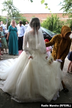 Невеста входит в дом будущего мужа