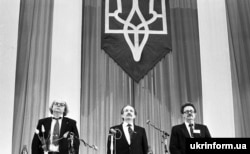 Співголови Народного руху України (зліва направо): Іван Драч, В'ячеслав Чорновіл та Михайло Горинь на III Всеукраїнських зборах НРУ. Київ, 1992 рік