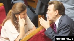 Народні депутати України Інна Богословська (Партія регіонів) та Сергій Ківалов (співавтор так званого «мовного закону Ківалова-Колесніченка»), 29 травня 2014 року
