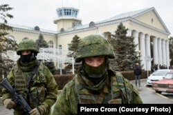 Сімферополь, 28 лютого 2014 року. Російські солдати без розпізнавальних знаків займають аеропорт