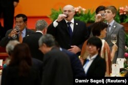 Олександр Лукашенко (в центрі) та його син Микола (праворуч) у Пекіні, травень 2017 року