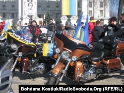 Байкери домовляються збирати допомогу армії. Київ, весна 2014 року