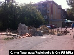 Будівництво на місці майбутнього скверу імені Стуса, Донецьк