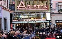 Архівне фото. Люди перед театром «Арістон» за день до відкриття щорічного музичного фестивалю в Санремо, Італія, 6 лютого 2017 року ///