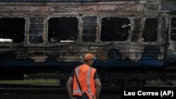 В «Укрзалізниці» повідомили, що лише зранку ДСНС загасила пожежу, зараз працюють вибухотехніки. Фото архівне