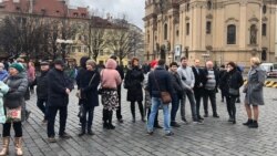 Учасники заходу діляться між собою враженнями від фотовиставки