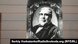 Джон Юз, выставочное фото