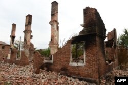 Пошкоджена обстрілом будівля видно за містом Комунар, приблизно за 50 км на північний схід від Донецька, 23 вересня 2014 року