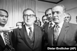 شاه با برخی از سیاستمداران با نفوذ آمریکایی از جمله هنری کسینجر (وسط) روابط شخصی داشت