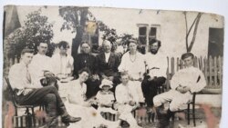 Родина Кирпенків біля флігеля, 1921 рік