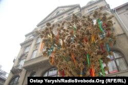 Великий дідух в центрі Львова, січень 2016 року