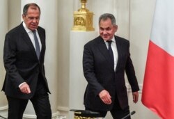 Міністри закордонних справ Сергій Лавров (л) і оборони Сергій Шойгу залишаються