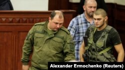 Дмитро Трапезников (ліворуч), колишній «виконувач обов’язків» ватажка угруповання «ДНР». Окупований Донецьк, 31 серпня 2018 року