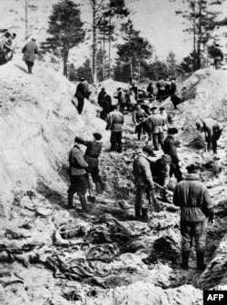 СССР пытался убедить мир в том, что в Катыни поляков расстреливали немцы