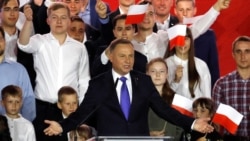 Анджей Дуда промовляє на мітингу після оголошення перших результатів екзит-полів 12 липня, які показали його перевагу. Пултуск, Польща