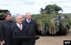 Міністр оборони Литви Раймундас Каробліс (ліворуч), міністр оборони США Джим Маттіс (в центрі) та міністр оборони Латвії Раймондс Бергманіс (архівне фото)