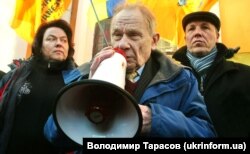 Юрій-Богдан Шухевич (з мегафоном) і народний депутат Андрій Парубій (праворуч) під час акції протесту проти зняття з Романа Шухевича звання Героя України біля будівлі Вищого адміністративного суду України. Київ, 16 лютого 2011 року