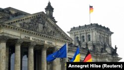 Німецькі політики дедалі частіше критикують продовження виплат для українських біженців