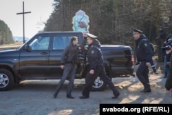 Силовики затримують активіста Дениса Урбановича, який заперечує проти знесення хрестів у Куропатах, 4 квітня 2019 року