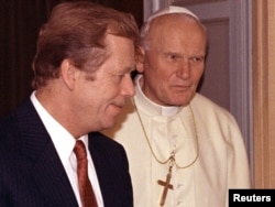 Папа Римський Іван Павло Другий приймає у Ватикані президента Чехословаччини Вацлава Гавела менше аніж через рік після Оксамитової революції в Чехословаччині. Рим, 24 вересня 1990 року