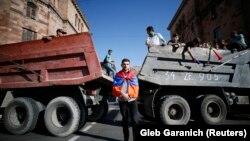 Desetine hiljada ljudi izašli na ulice bijesni što su vladajući promijenili sistem da bi omogućili Sarkisijanu da ostane lider u Jermeniji bez ograničenja